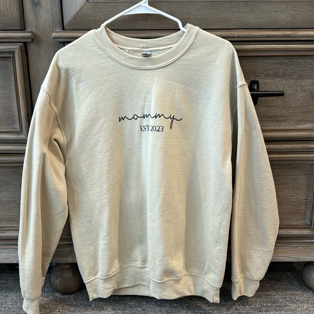 Cozy Mommy 2023 sweatshirt M